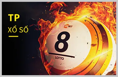 Tay vợt đang giao bóng mạnh mẽ trên sân đất nện của giải Grand Slam